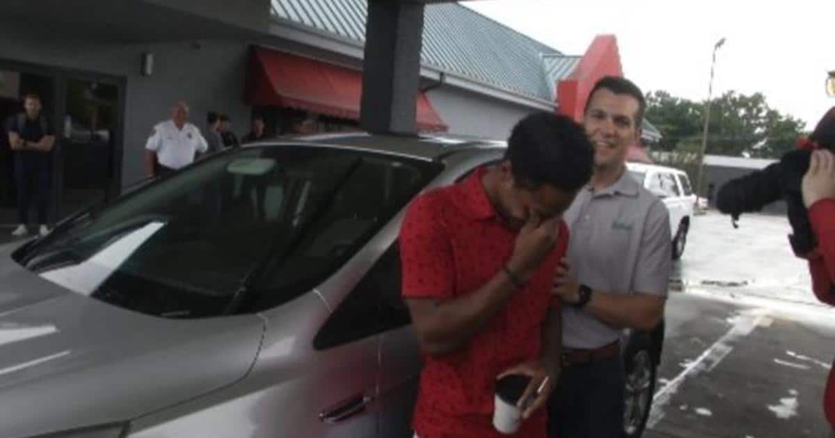 Percorre 32 Km a piedi per il lavoro. Il capo gli regala un’auto