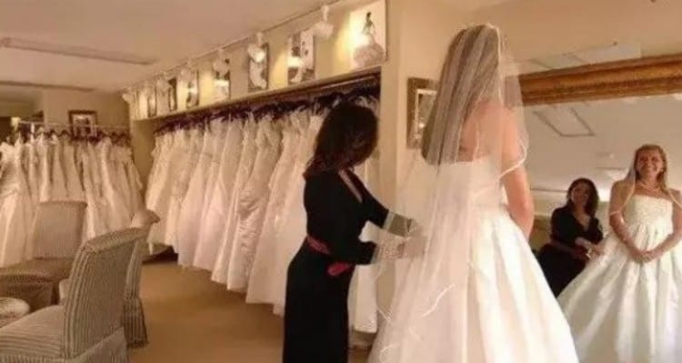 Mamma e figlia si prendono gioco di una donna che sta provando il vestito da sposa, ma la commessa fa qualcosa che le zittirà