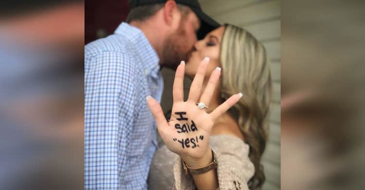 Un uomo pubblica la nuova foto di fidanzamento ufficiale della sua ex moglie e la sua didascalia arriva al cuore di migliaia di persone.