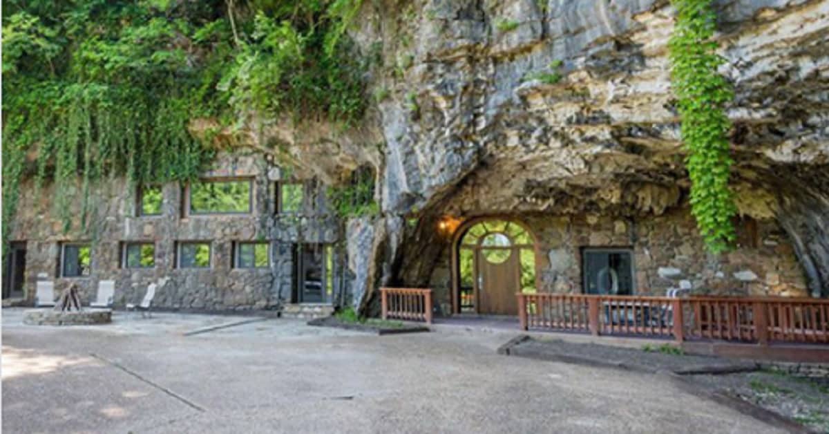 Qualcuno vende una casa incredibile nascosta in una grotta e l’interno è ancora meglio dell’esterno