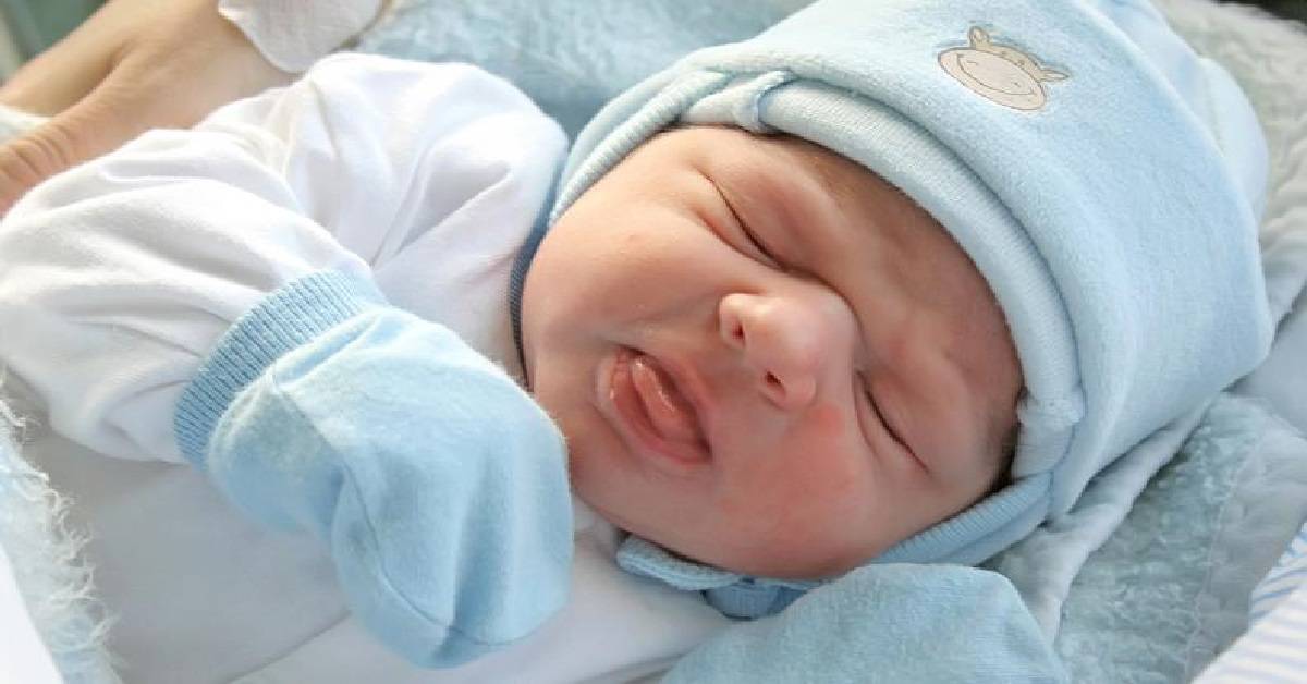 Pediatra spiega perchè non bisogna mettere i guanti ai bambini
