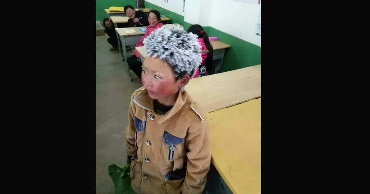 Il bimbo di 8 anni va a scuola con la testa ‘congelata’ – quando la maestra si avvicina il suo cuore si spezza