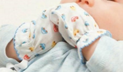 Pediatra spiega perchè non bisogna mettere i guanti ai bambini