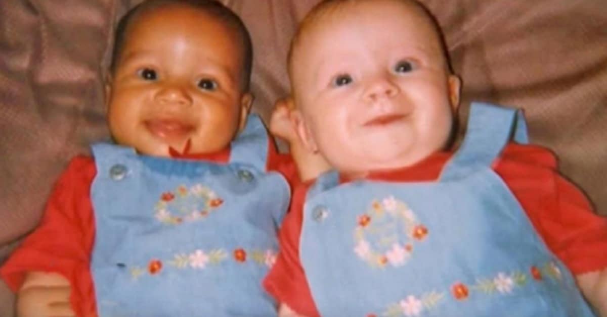 Partorisce due gemelle di colore diverso. Tutti pensavano al peggio, oggi dopo 20 anni hanno raccontato la loro storia