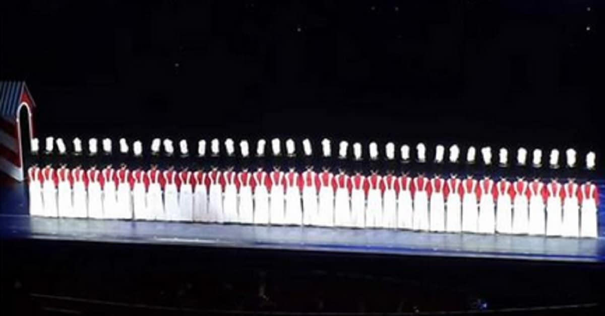 36 Soldati Schiaccianoci formano una linea sul palco – la scena finale manda in visibilio il pubblico.