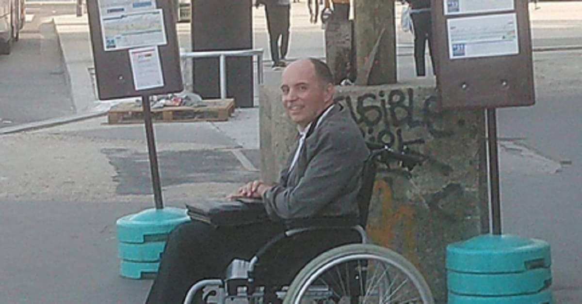 Disabile non riesce a salire sul bus, nessun passeggero lo aiuta e l’autista reagisce male