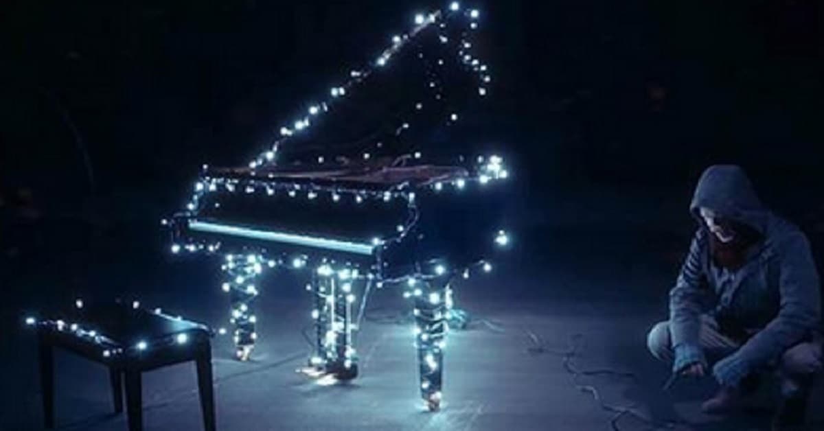 L’uomo collega 500.000 luci al suo piano – quando inizia a suonare, tutti rimangono senza fiato.