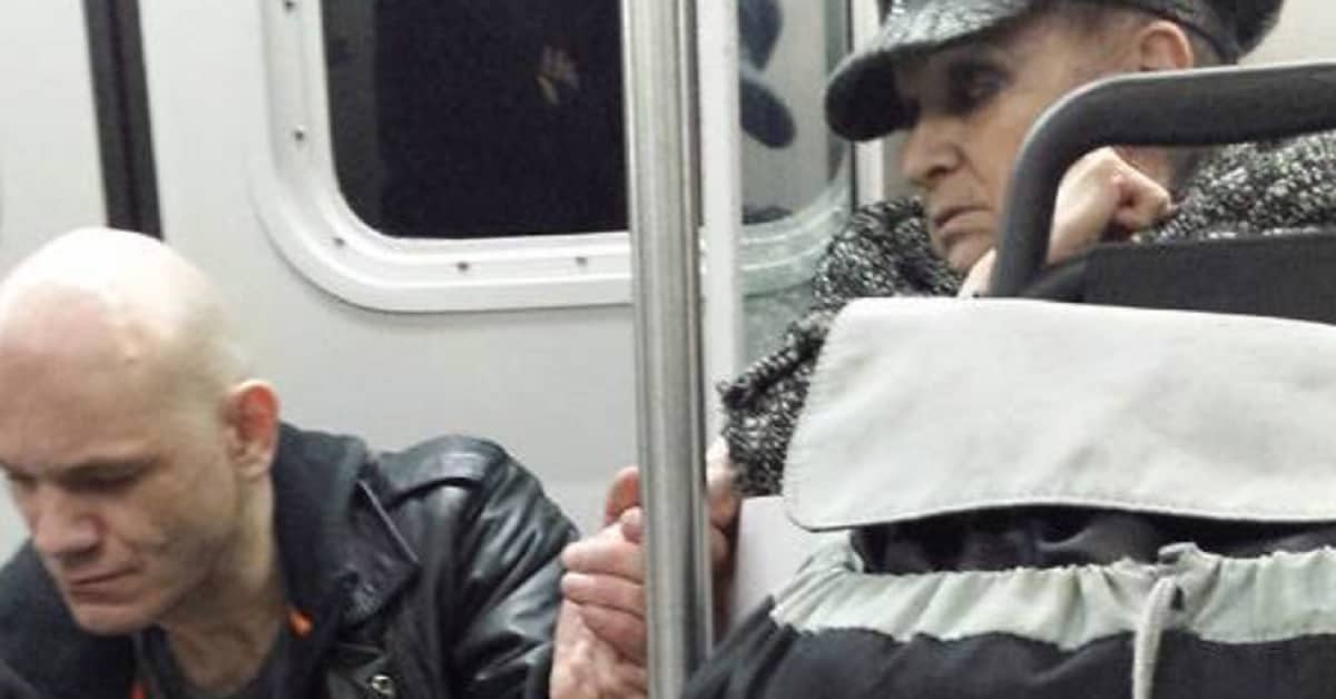 Donna compassionevole di 70 anni calma lo straniero aggressivo in treno con un gesto gentile – la foto diventa virale