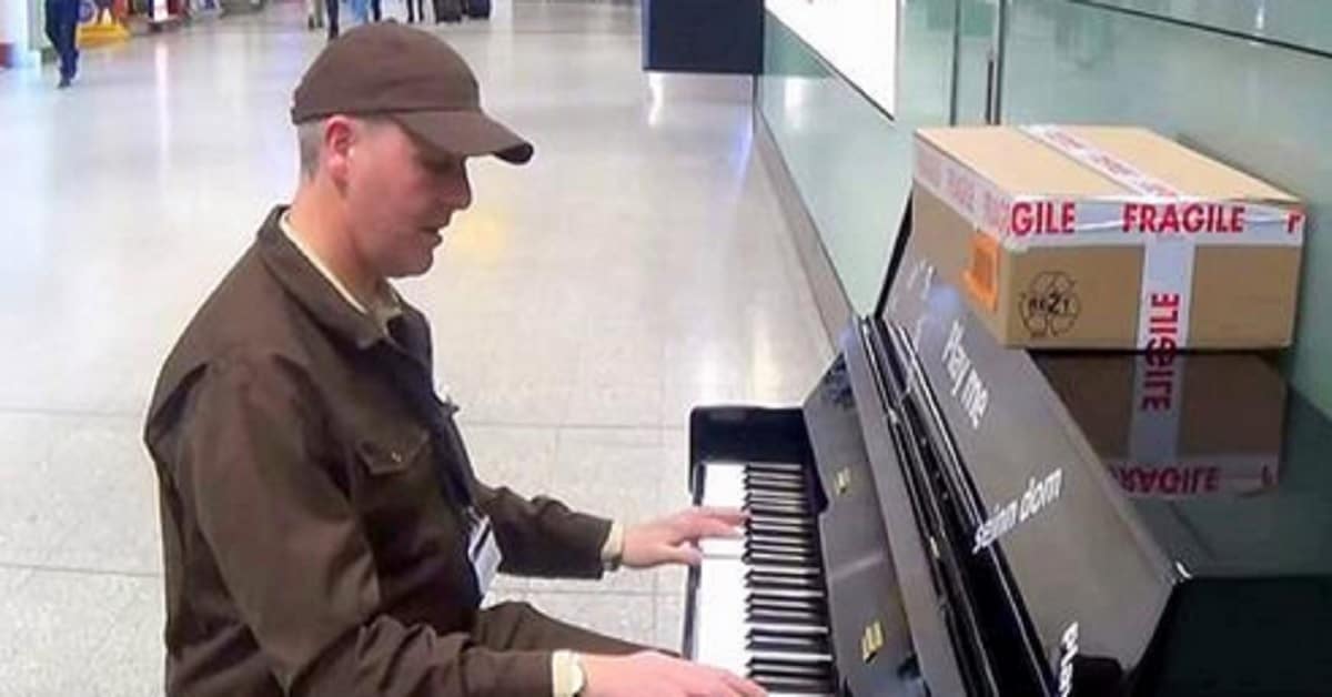 Un corriere di UPS  si siede al piano dell’aeroporto e offre un’incredibile esibizione ai viaggiatori increduli