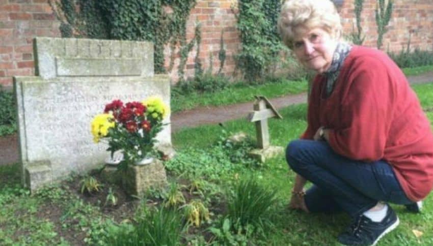Dopo più di 70 anni scopre chi porta i fiori sulla tomba del fratellino scomparso a 12 anni