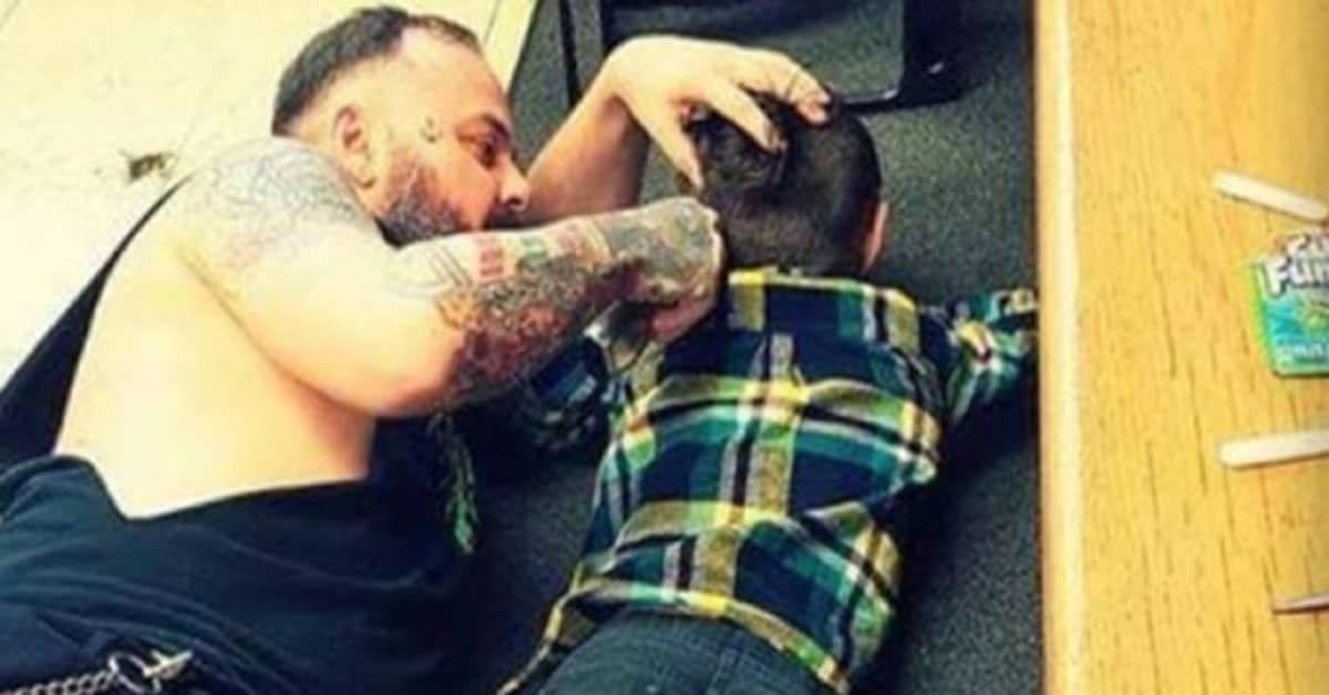 Si sdraia a terra per tagliare i capelli al bimbo autistico. Franz il barbiere che ha commosso il mondo