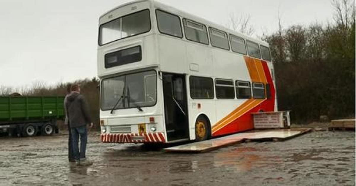 Compra un autobus a due piani vecchio e malandato e lo trasforma in una casa per lui e la figlia