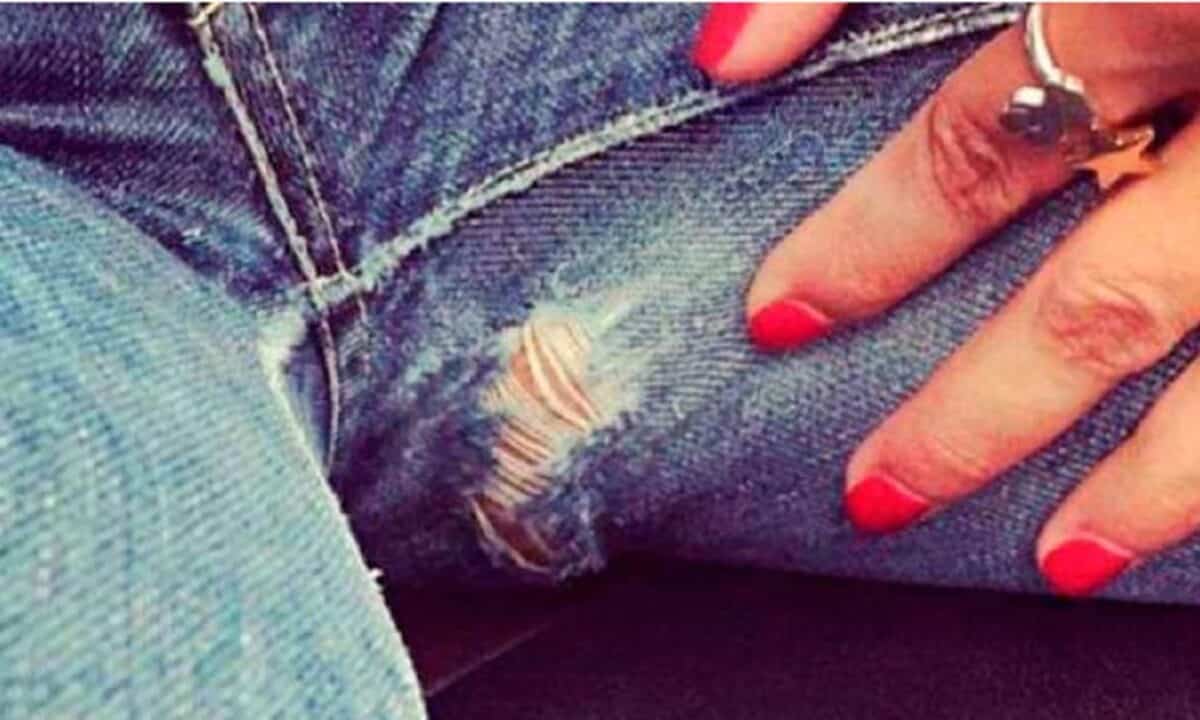 Il grande trucco per riparare quei buchi scomodi nel cavallo dei tuoi jeans