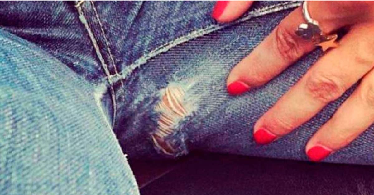 Il grande trucco per riparare quei buchi scomodi nel cavallo dei tuoi jeans