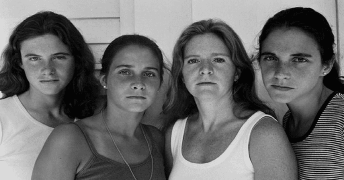 4 sorelle sono state fotografate tutti gli anni per 40 anni. L’ultima foto è unica.