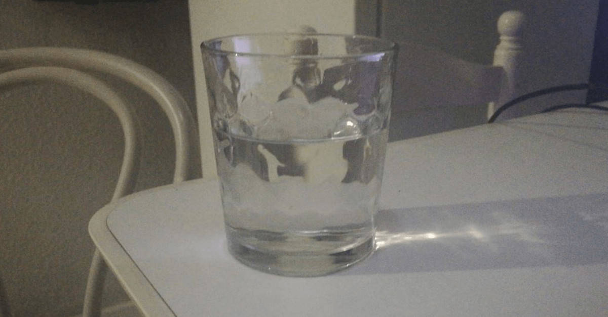 Verifica la presenza di energia negativa in casa con un bicchiere di acqua