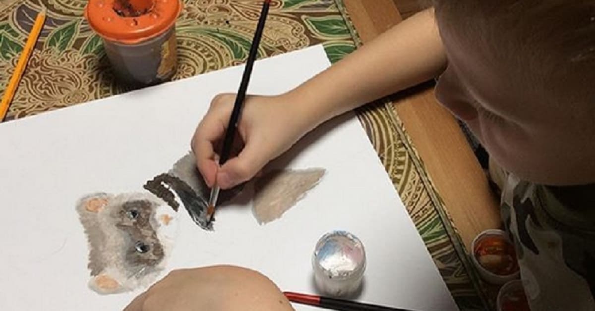 Bambino talentuoso, dipinge per aiutare gli animali randagi del suo paese. La storia di Pasha