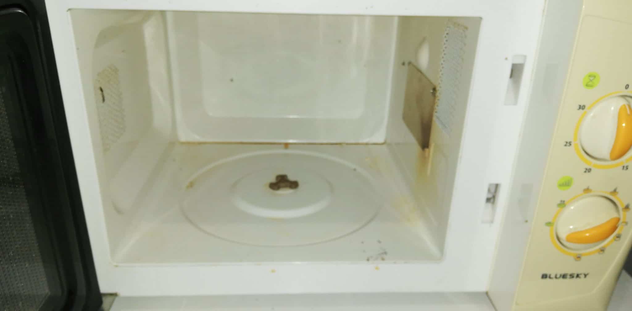 Ti mostriamo uno dei migliori trucchi per pulire il tuo forno a microonde senza strofinare o graffiare