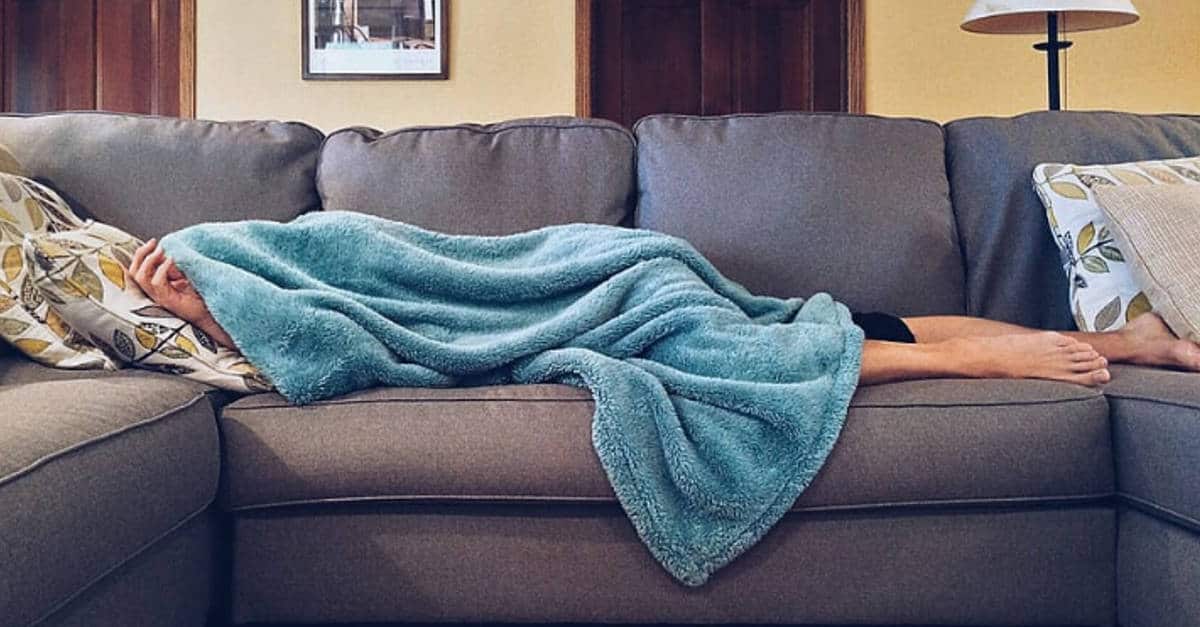 Come pulire un divano in tessuto con bicarbonato di sodio e aceto?