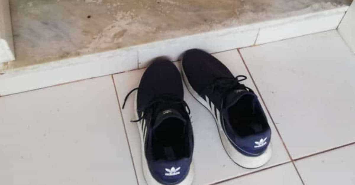 Scopri perché dovresti toglierti le scarpe prima di entrare in casa
