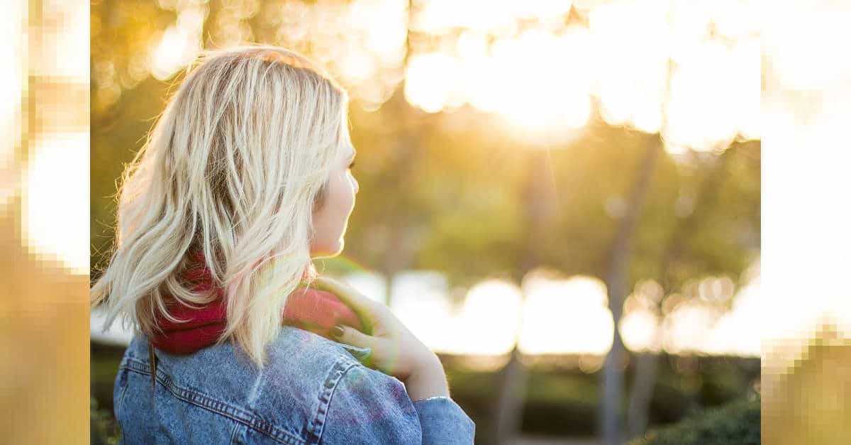 6 consigli per schiarire i capelli con l’acqua ossigenata e evitare le tinte aggressive