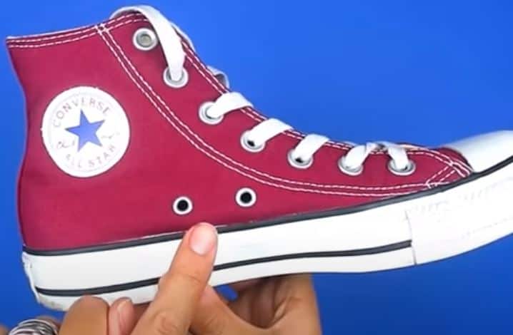 Sapete a cosa servono i 2 buchi laterali nelle converse? Ecco la spiegazione