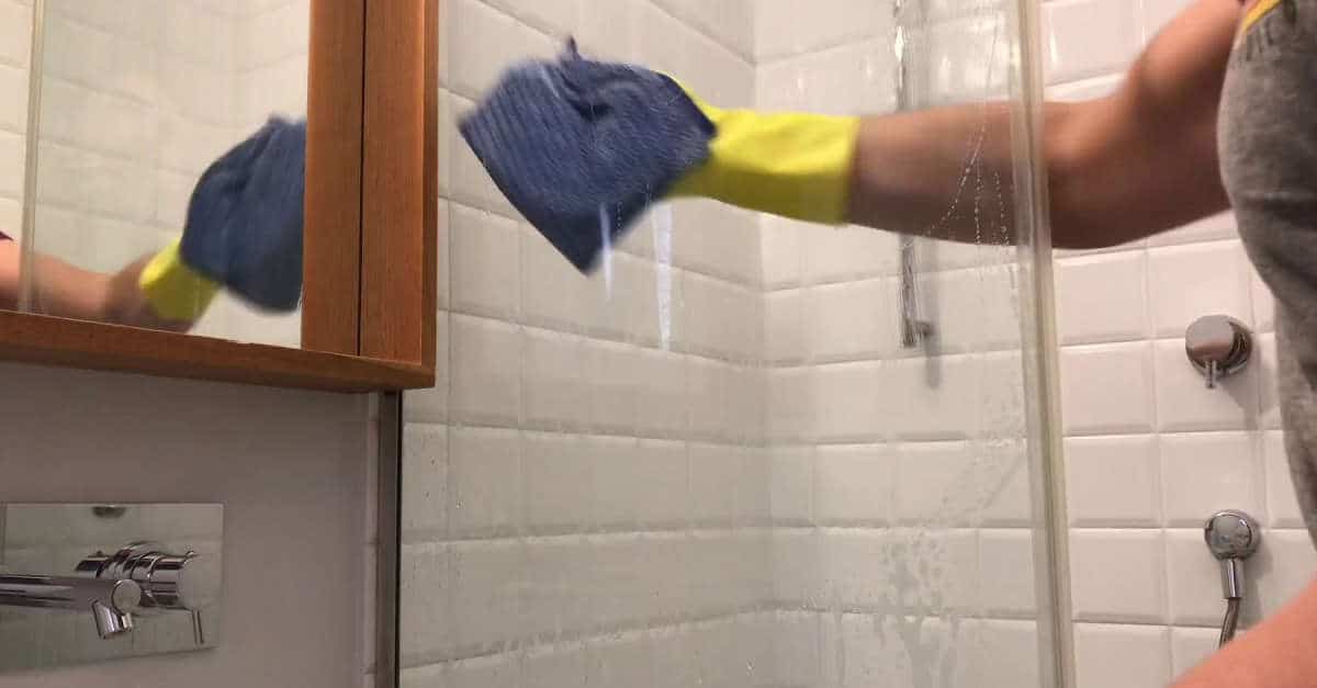 Come pulire il box doccia in vetro per eliminare aloni e calcare