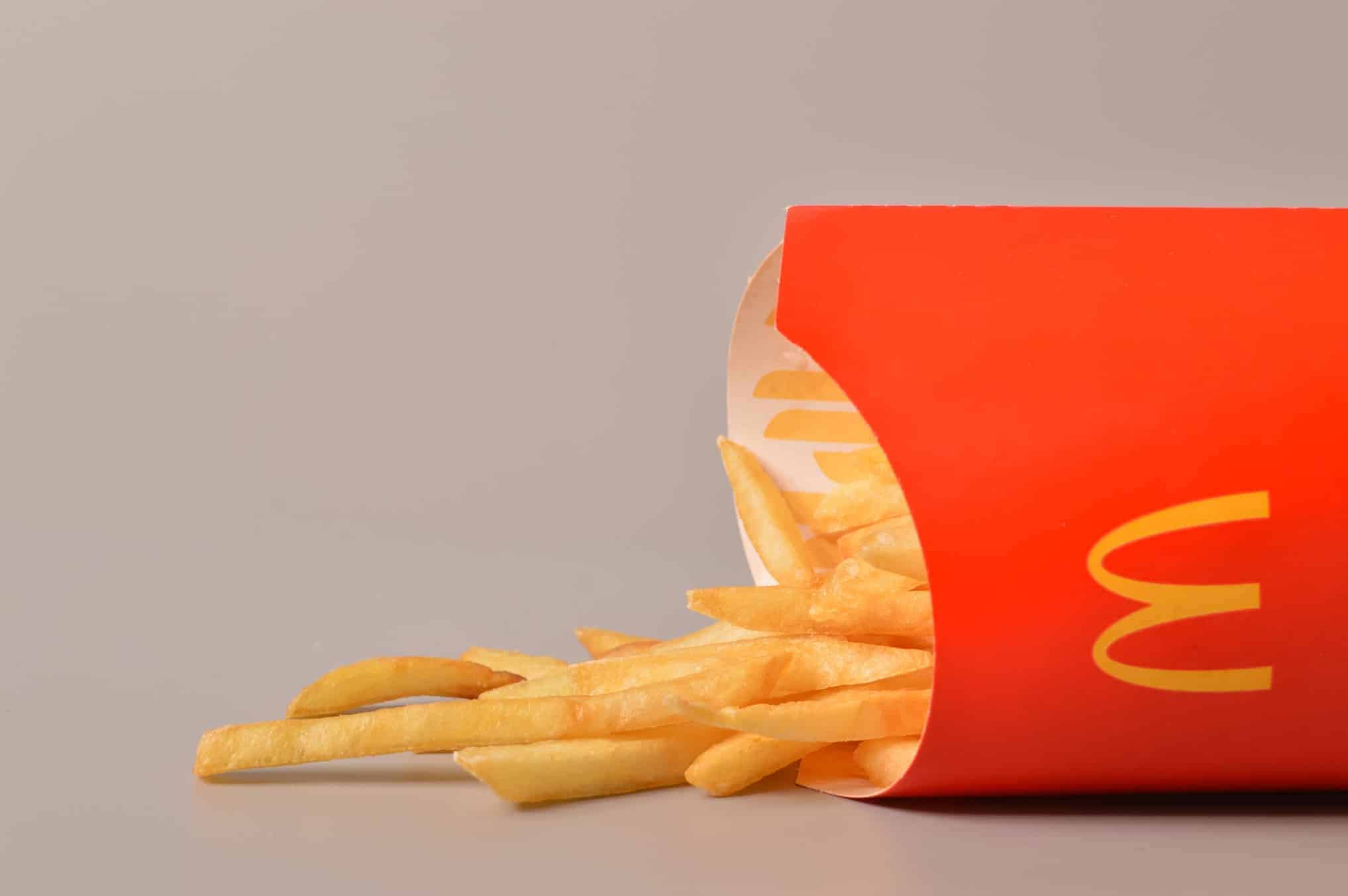 Sapete a cosa serve la parte più lunga delle confezioni delle patatine del McDonalds? Ecco svelato il mistero!