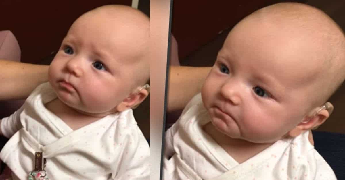 La reazione di un bambino nato sordo che sente la voce di sua madre per la prima volta