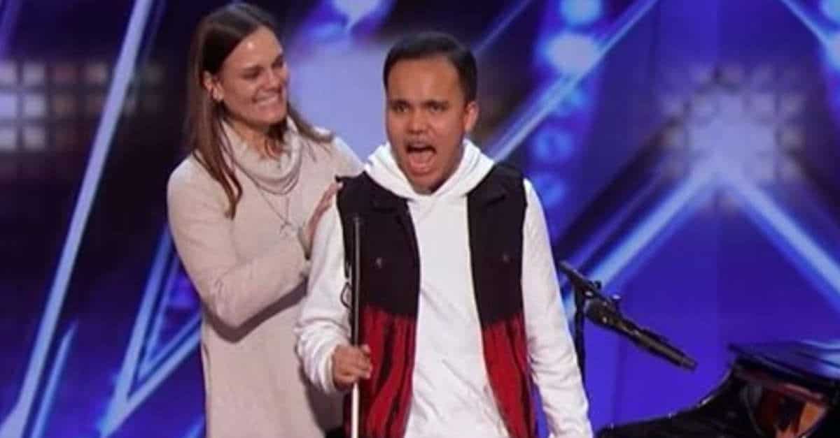 Il giovane artista cieco e autistico impressiona tutti con la sua performance. Lasciando la giuria in lacrime!