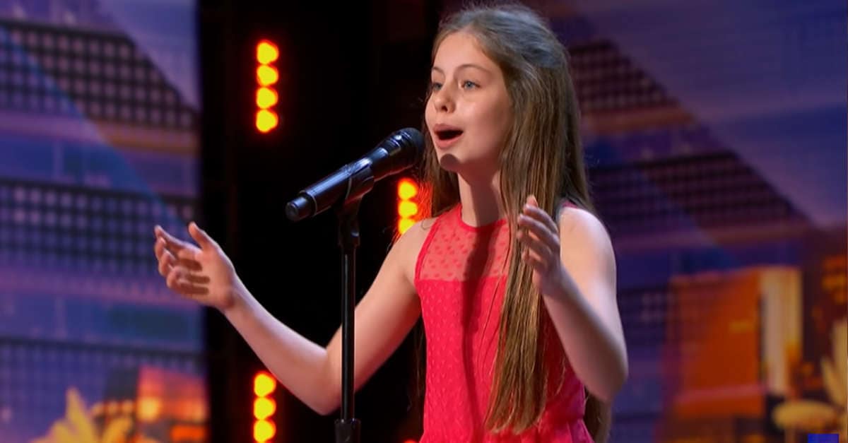 A 10 anni sorprende la giuria cantando “Nessun dorma”. Il pubblico si alza a metà della sua esibizione per una standing ovation