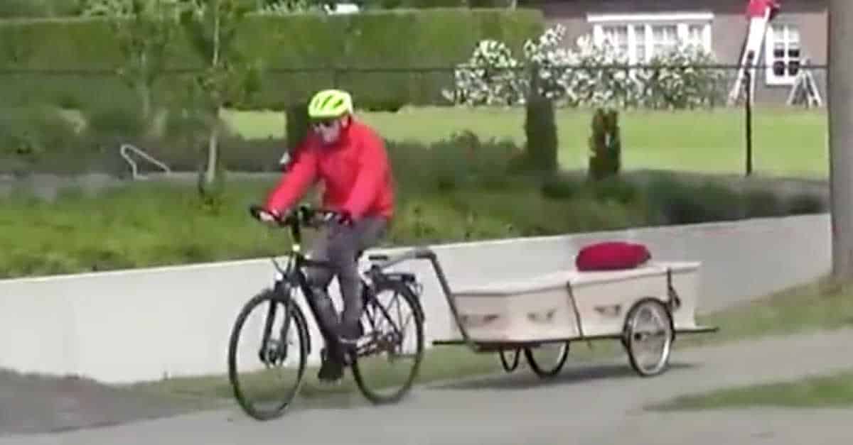 Il 69enne va in bicicletta con la bara di sua moglie per regalarle ...