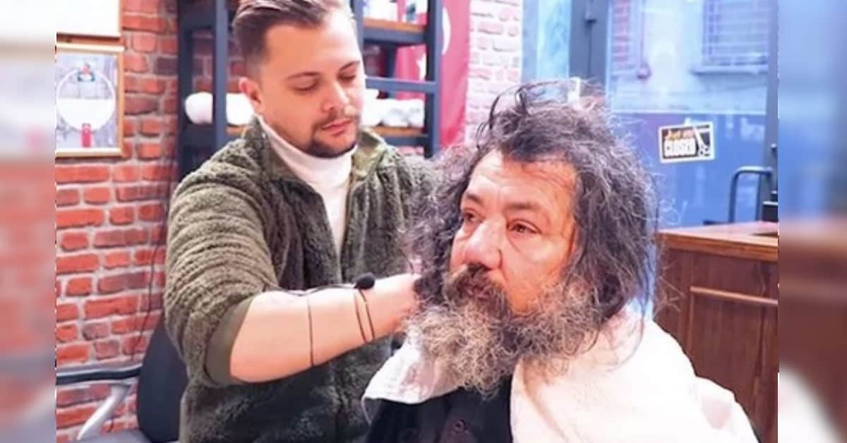 Parrucchiere porta il senzatetto nel suo salone, dopo il taglio di barba e capelli la trasformazione è totale.