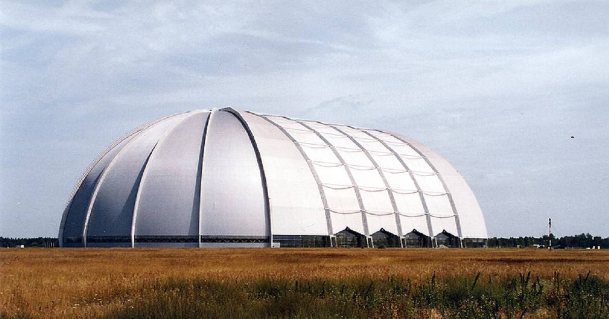 Sembra un enorme capannone piazzato nel nulla, ma l’interno dell’hangar nasconde un luogo magico