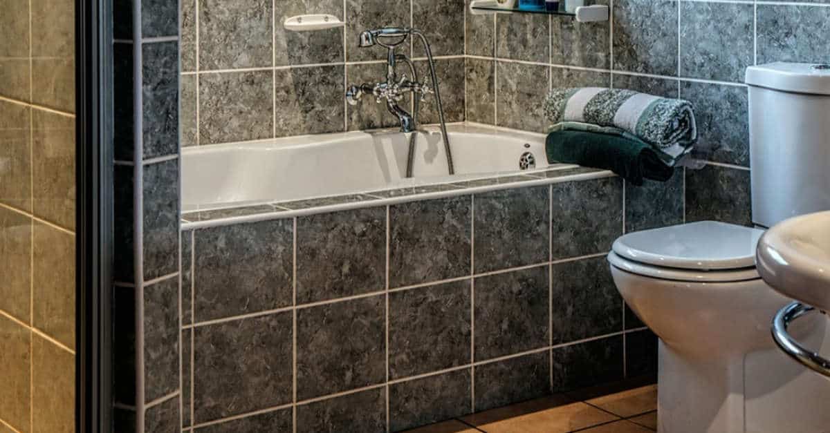 Trucchi fatti in casa per rimuovere il calcare dal tuo bagno