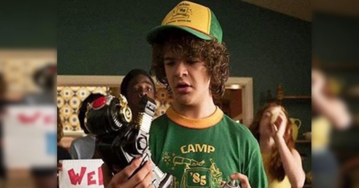 Interpreta Dustin in Stranger Things, nonostante sia ormai un attore affermato ecco come sta passando l’estate. Davvero un bravo ragazzo!