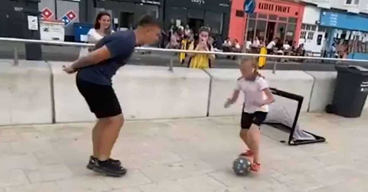 Una ragazzina “umilia” a calcio un ragazzo spavaldo che l’aveva sfidata. Il video ha fatto il giro del mondo