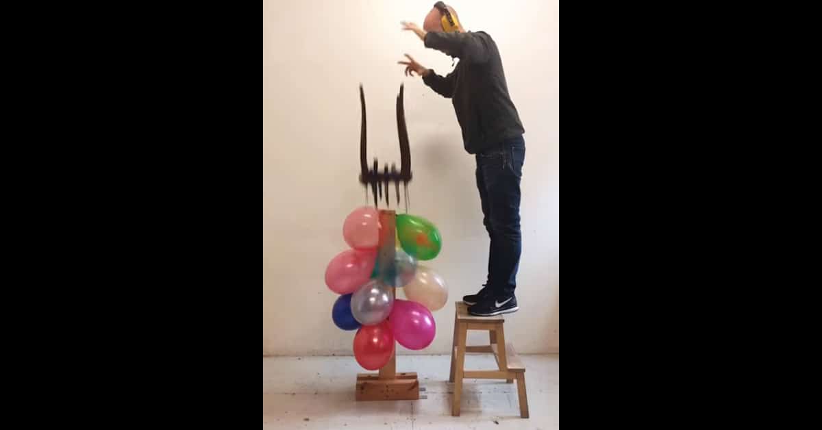 Scoppiare i palloncini diventa un’opera d’arte in questo video di 2 minuti