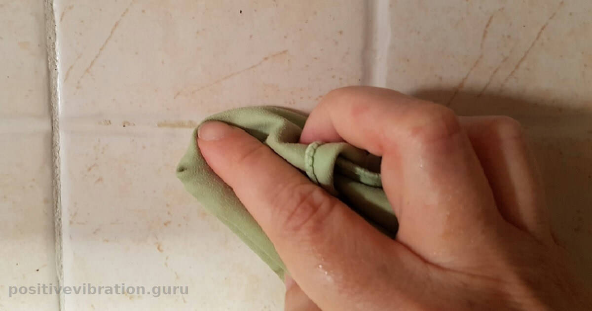 Trucchi poco conosciuti, ma facili ed efficaci, per pulire le piastrelle della cucina