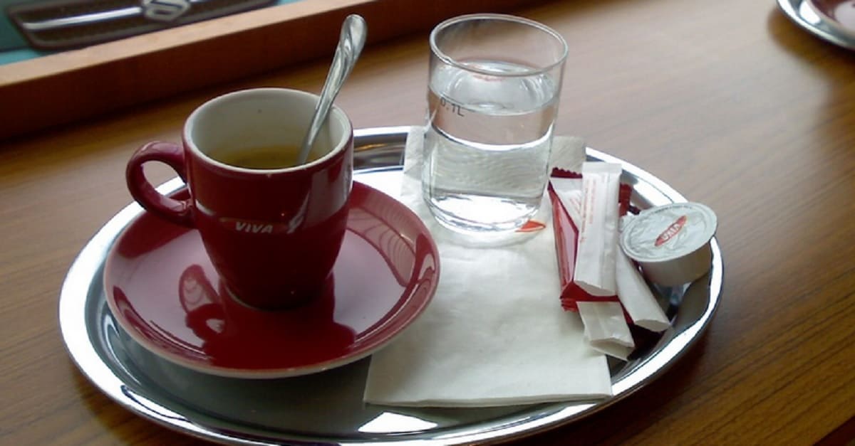 Il dilemma di bere l’acqua prima o dopo il caffe. Vediamo qual è la cosa giusta da fare