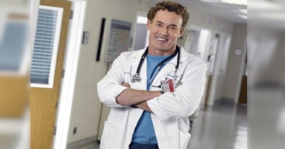 Interpretava il Dottor Cox in “Scrubs”? Oggi l’attore 61enne lo ritroviamo con i capelli bianchi