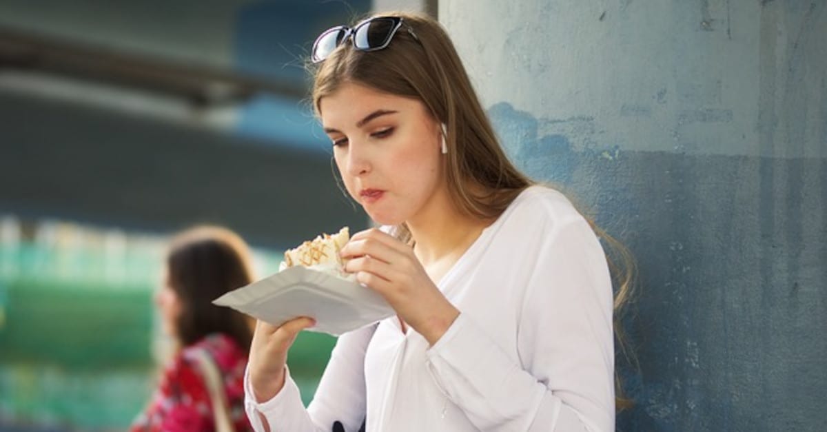 Le donne di questi 4 segni dello zodiaco amano mangiare tanto