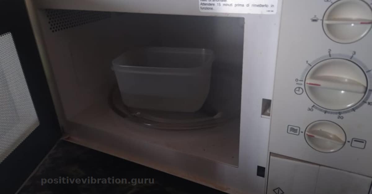 Come pulire in modo naturale il forno a microonde