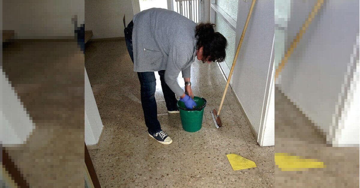 Il rimedio della nonna per togliere l’olio caduto sul pavimento