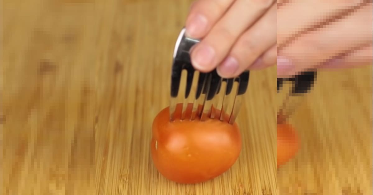 Trucco salvavita: ecco perché devi infilare due forchette in un pomodoro