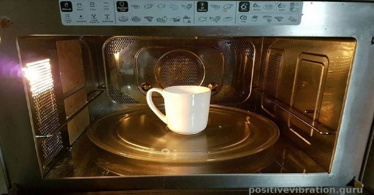 Fai il tè usando il microonde? Ecco cosa devi sapere prima di rimettere la tazza nel forno.