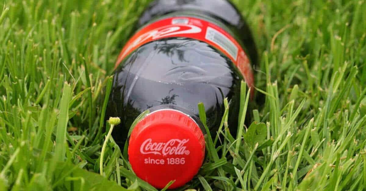 Impara a pulire le piastrelle del bagno usando la Coca Cola. Saranno come nuove!