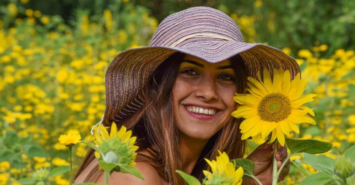 Le donne che amano i girasoli irradiano una luce speciale che rende tutti felici