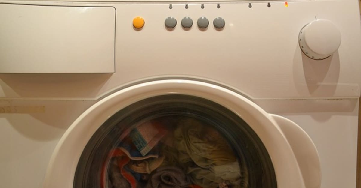 6 trucchi per la lavatrice che le mamme usano per avere vestiti come nuovi e per non spendere 1 euro in più di luce