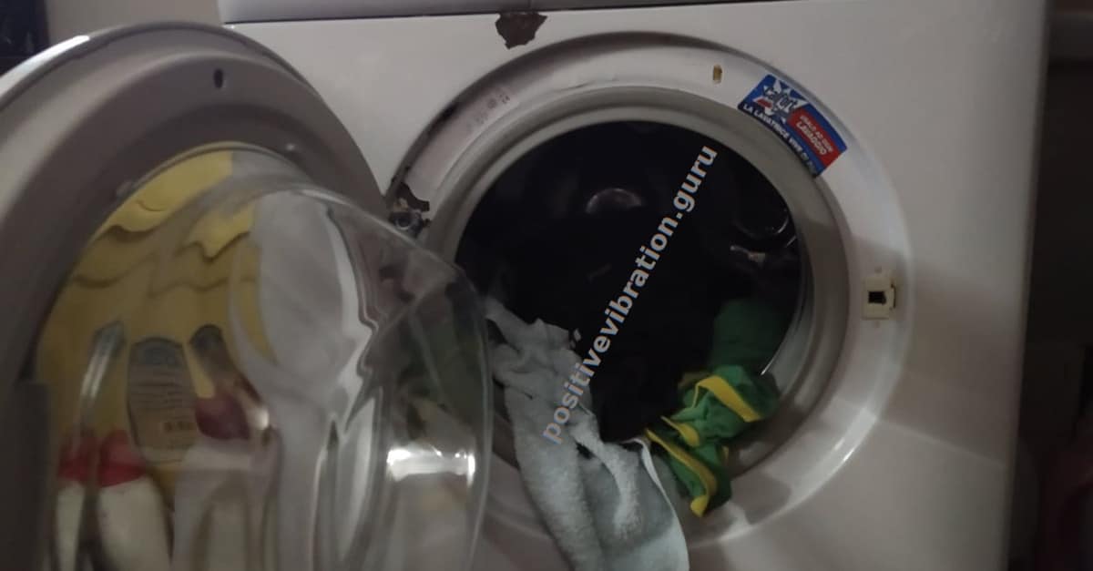 Come lavare i vestiti bianchi, scuri e colorati in lavatrice?